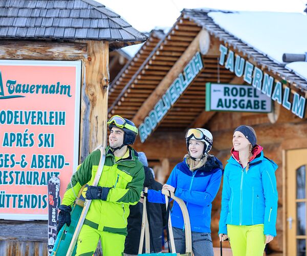 Vor dem Rodelverleih der Tauernalm in Rohrmoos