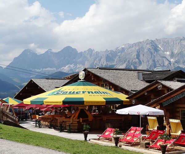 Die Sonnenterrasse auf der Tauernalm sorgt für einen gemütliche Rast nach einer Wanderung