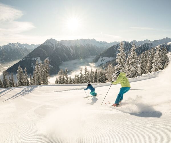 Perfekt präparierte Pisten auf der Hochwurzen im Sonnenschein